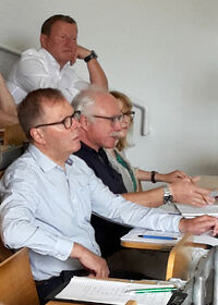 Aufmerksame Zuhörer in von links Gernhard Mager, Kajetan Fuchs, Dr. Tanja Steinberger (verdeckt)